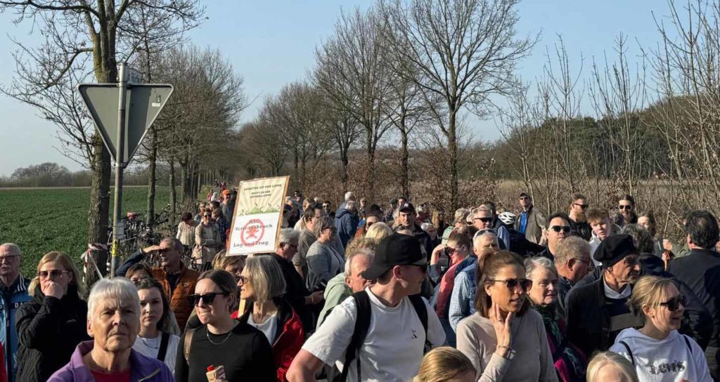 Zahlreiche Bürger kamen zum Protestmarsch auf die Hürfeld-Halde in Altendorf-Ulfkotte