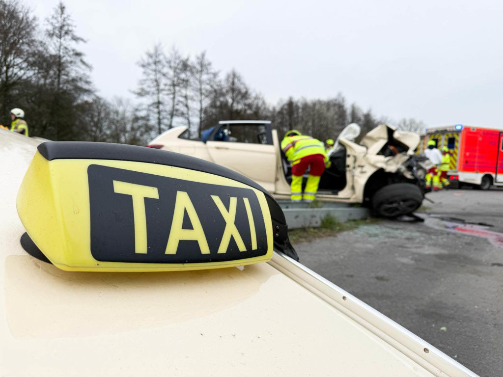 Unfall auf der A31 bei Dorsten: Zwei Menschen schwer verletzt, Hubschrauber im Einsatz