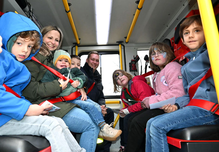 Fahrt im Feuerwehrauto begeisterte die Kinder. 
