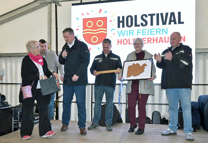 Im Festzelt Am Emmelkamp wurde beim Stadtjubiläum Dorsten und 50 Jahre Holsterhausen der Staffelstab an Wulfen überreicht.