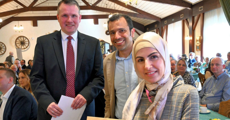 Bürgermeister Tobias Stockhoff mit den Organisatoren des Brustkrebslaufs Dorsten, Dr. Ali Abdali und Prof. Dr. Khadijeh Mohri, beim CDU-Neujahrsempfang.