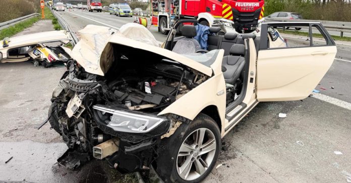 Unfall auf der A31 bei Dorsten mit zwei beschädigten Autos und Einsatzkräften der Feuerwehr bei der Rettung