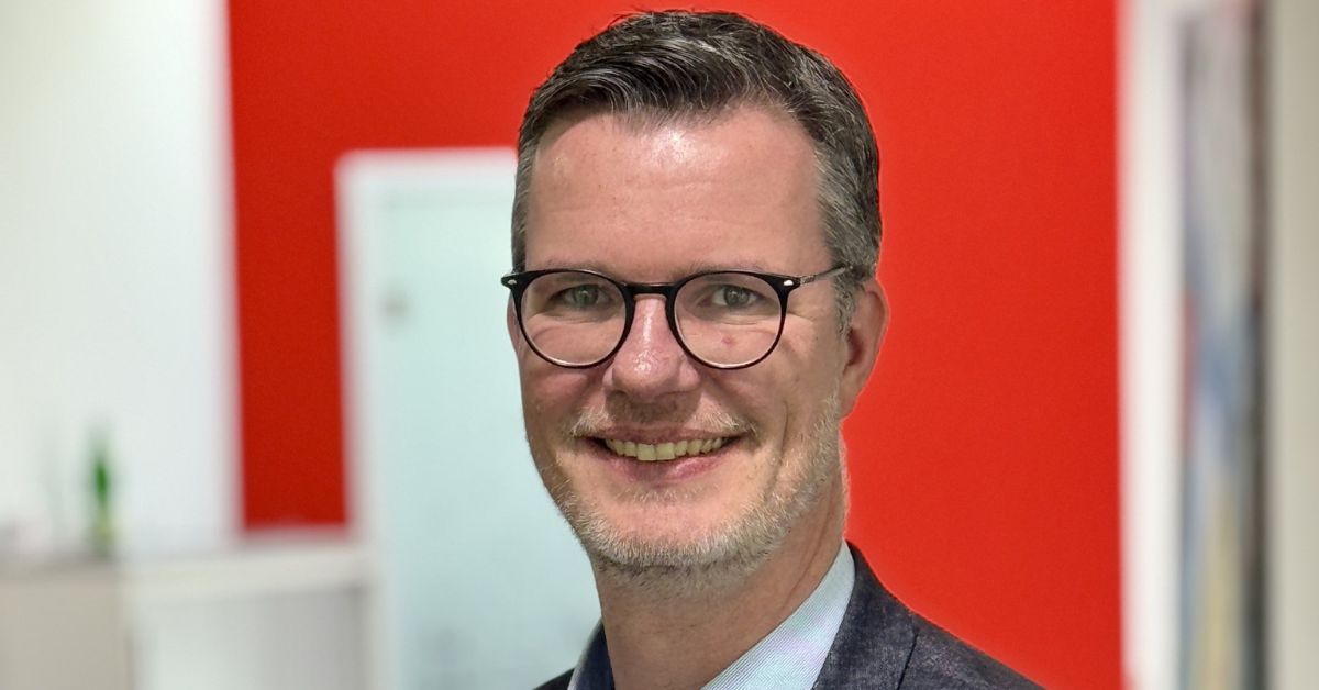 Marktbereichsdirektor Uwe Schniederjan von der Sparkasse Vest ordnet die aktuelle Lage für Sparer ein. Foto: Christian Sklenak