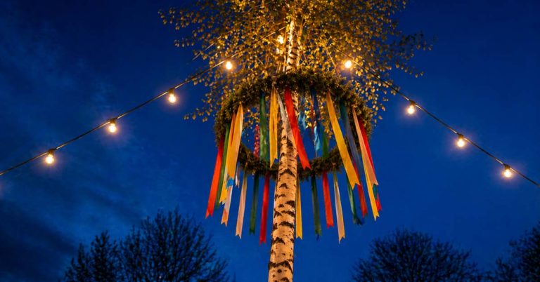 Tanz in den Mai Maifest Maibaum