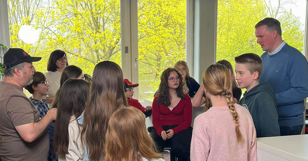 Bürgermeister Tobias Stockhoff steht beim Filmprojekt gegen Mobbing in Dorsten umringt von Kindern und Jugendlichen vor der Kamera