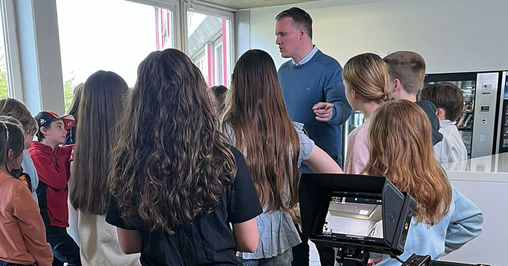 Bürgermeister Tobias Stockhoff steht beim Filmprojekt gegen Mobbing in Dorsten umringt von Kindern und Jugendlichen vor der Kamera
