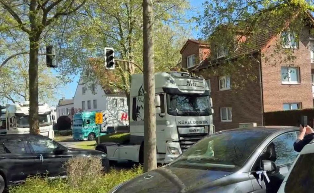 Hochzeitskonvoi mit LKWs in Dorsten-Hardt