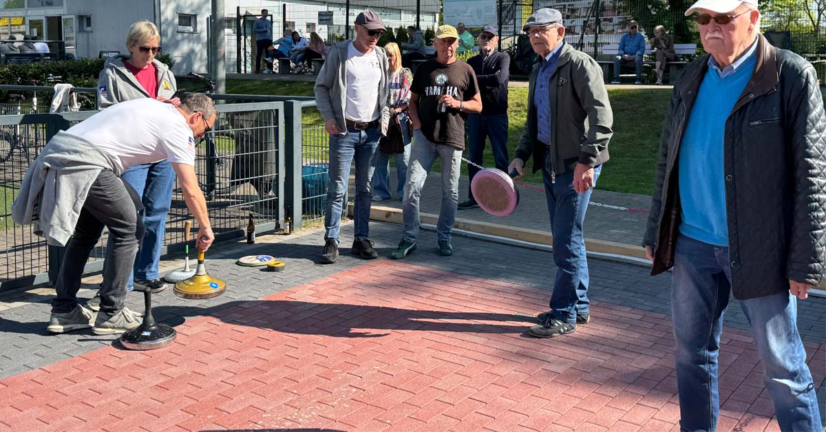 Eröffnung der Eisstockarena Dorsten-Hardt auf dem Sportplatz mit Gästen und Probeläufen bei sonnigem Wetter