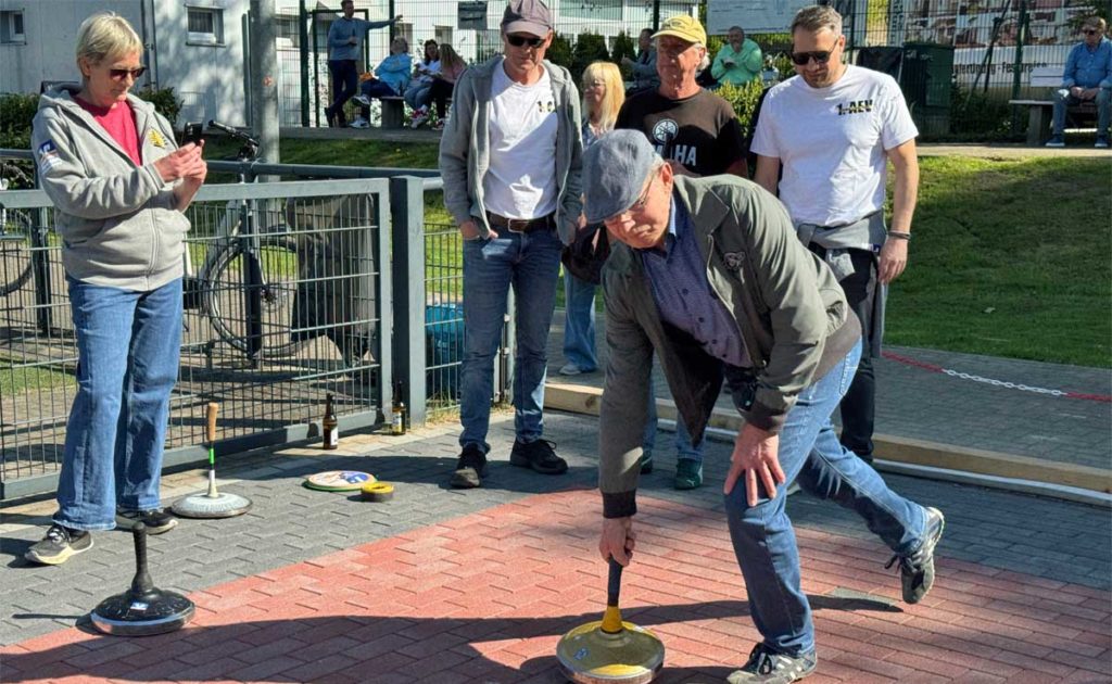 Spieler nutzen die Gelegenheit zu Probeläufen auf den 30 Meter langen Bahnen der Eisstockarena Dorsten-Hardt, die von zwei Seiten bespielbar sind.