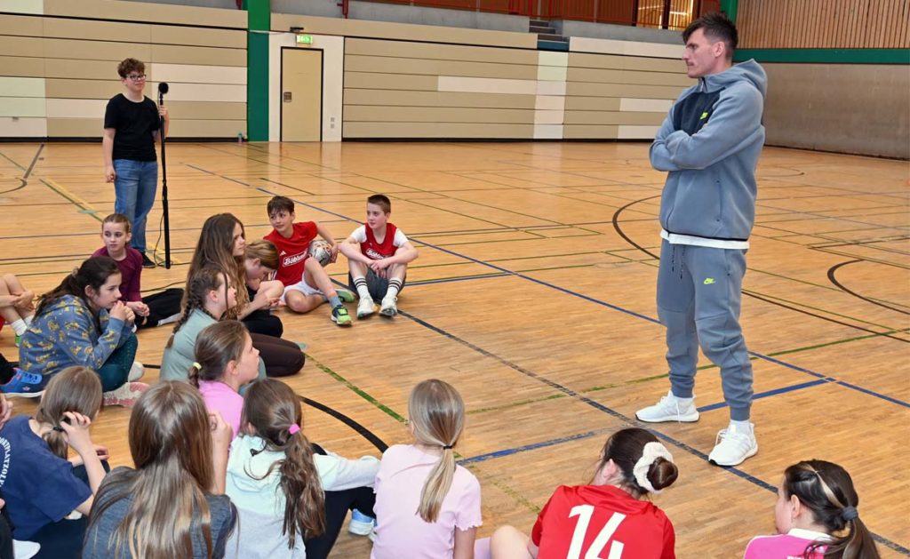 Kevin Müller von Schalke unterstützt Kinder beim Filmprojekt Mut gegen Mobbing in Dorsten