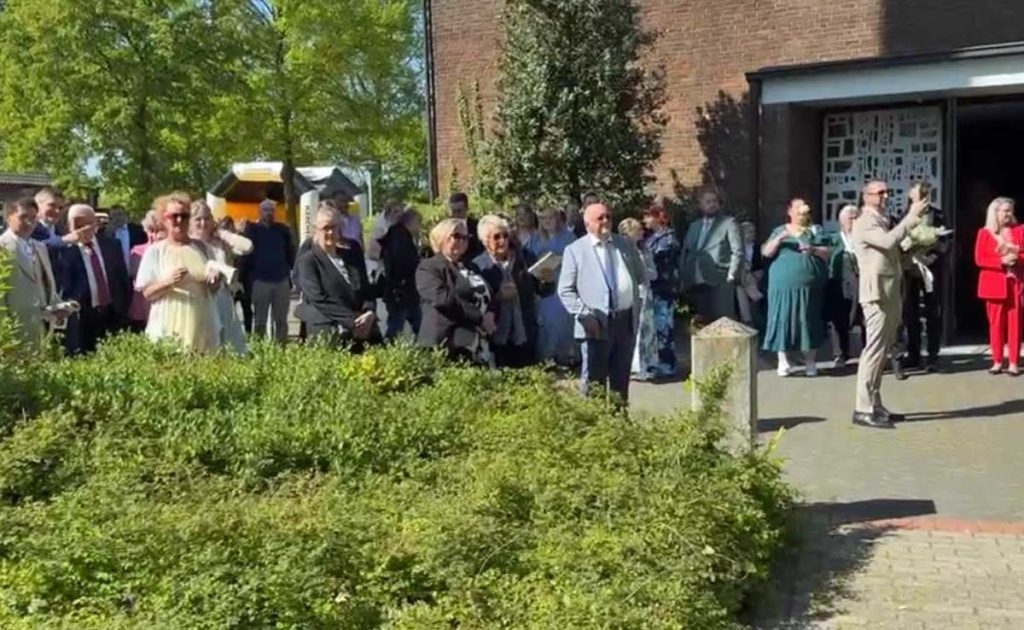Erstaunte Hochzeitsgäste auf der Hardt-Dorsten.