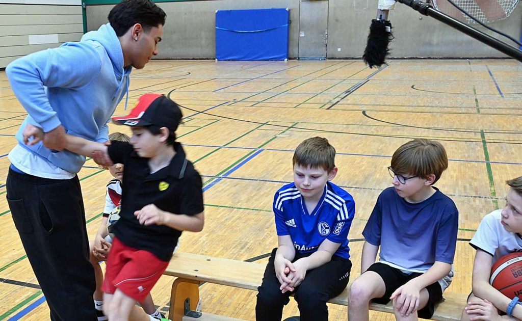 Kinder spielen eine Sportunterricht Szene beim Filmprojekt Mut gegen Mobbing in Dorsten