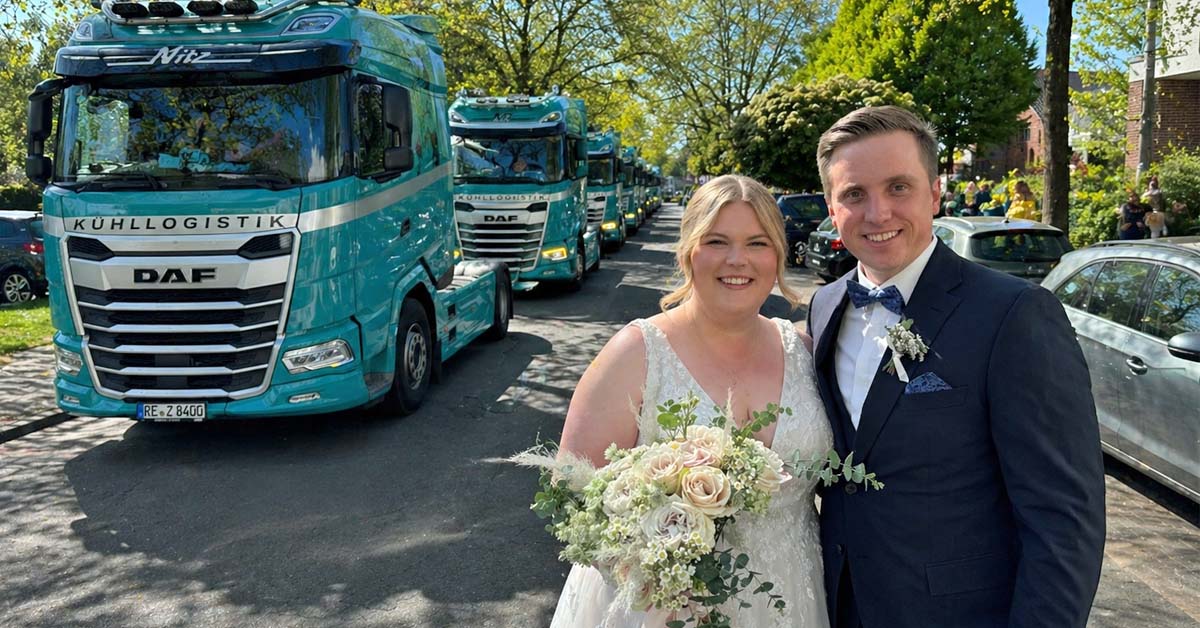 Brautpaar Laura und Marcel Krykwa vor LKW-Korso in Dorsten bei strahlendem Sonnenschein