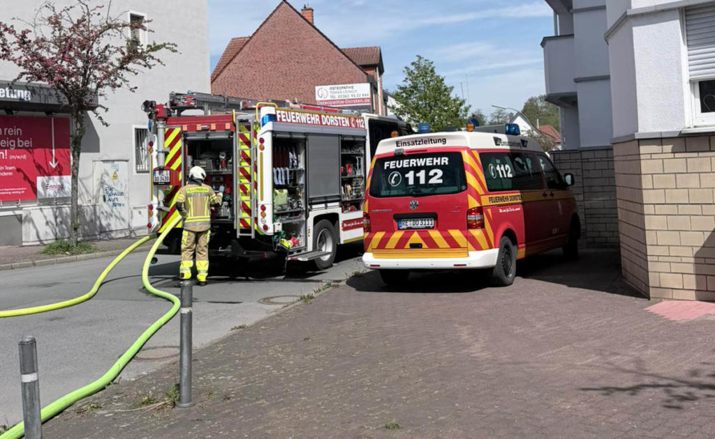 Starke Rauchentwicklung bei Wohnungsbrand an der Schiffbauerstraße in Dorsten, Feuerwehr im Einsatz