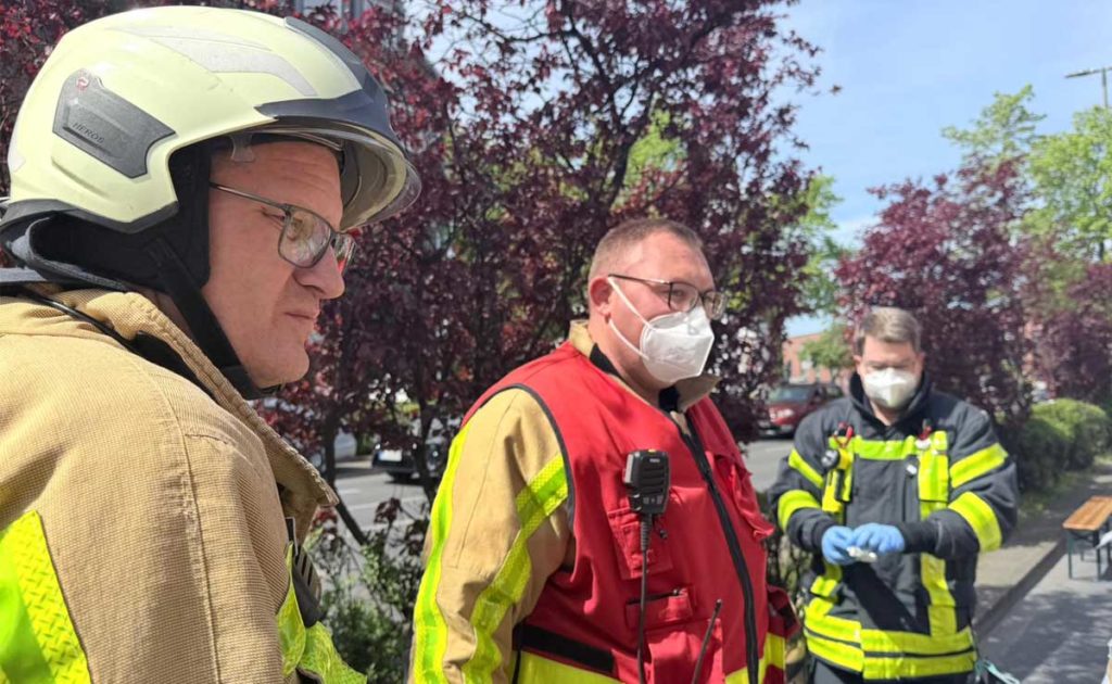 Feuerwehr Dorsten mit Hygieneschutzmasken nach Wohnungsbrand an der Schiffbauerstraße im Einsatz