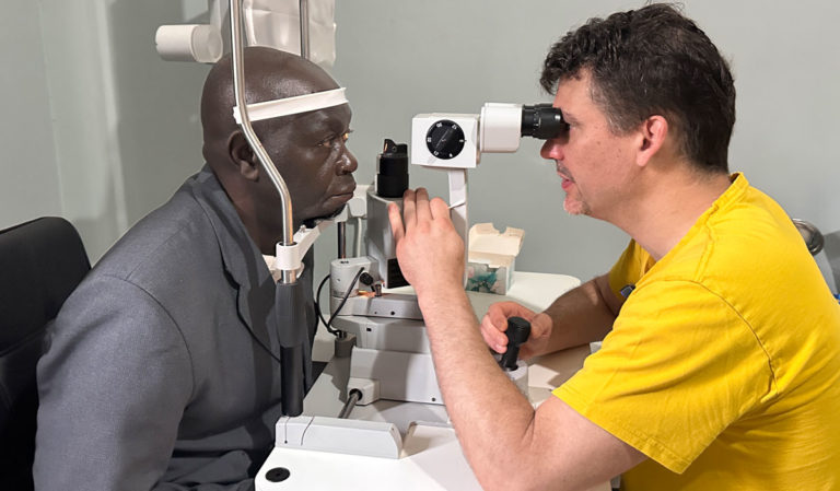 Hilfe bei Grauem Star vor Ort für die Ärmsten: Stiftung BESSER SEHEN im Einsatz in Uganda
