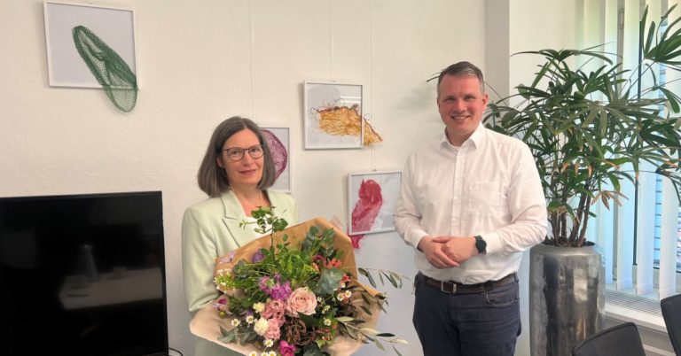 Claudia Schnitzler zeigt Kunst aus Alltagsmaterialien im Rathaus