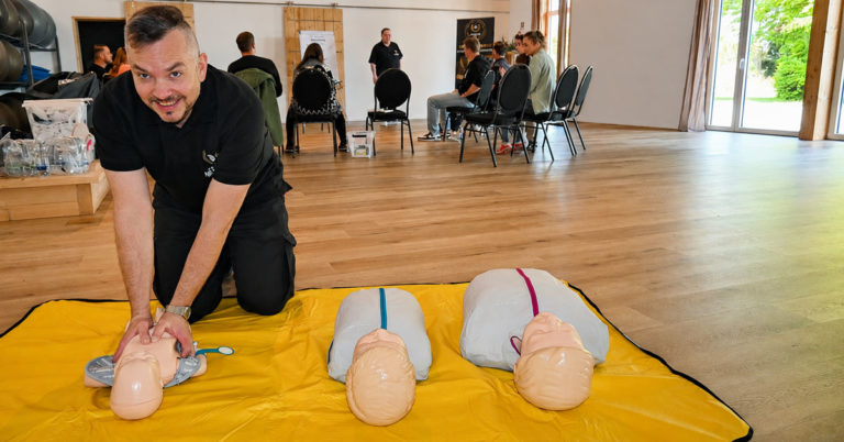Was tun, wenn ein Kind keine Luft bekommt? Neuer Erste-Hilfe-Kurs in Raesfeld