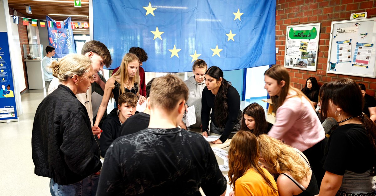 Schüler der Gesamtschule Wulfen arbeiten während der Europawoche an einer Mitmachstation