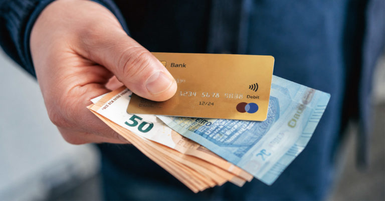 Falscher Bankmitarbeiter in Dorsten: Senior übergibt Bargeld und Bankkarte