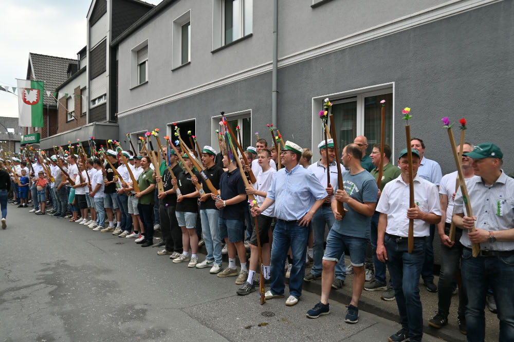 Besucher verfolgen die Festparade in Lembeck