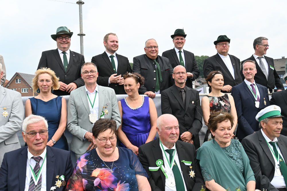 Schützen und Musikzüge bei der Jubiläumsparade in Lembeck