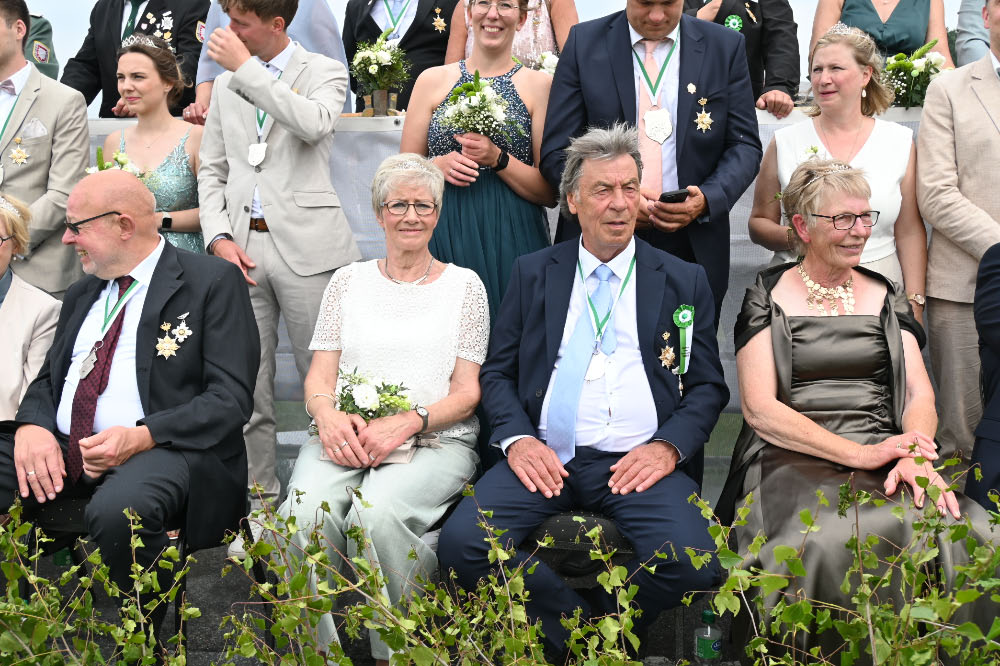 Besucher verfolgen die Festparade in Lembeck