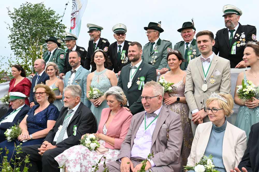 Besucher verfolgen die Festparade in Lembeck