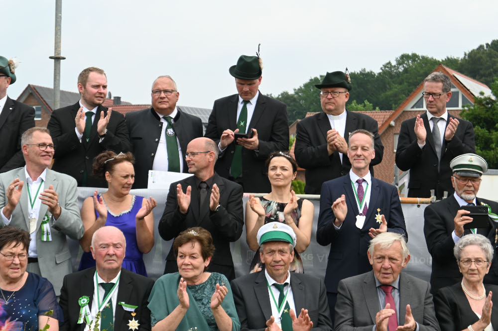 Besucher verfolgen die Festparade in Lembeck
