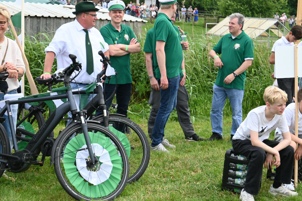 Schützen und Musikzüge bei der Jubiläumsparade in Lembeck