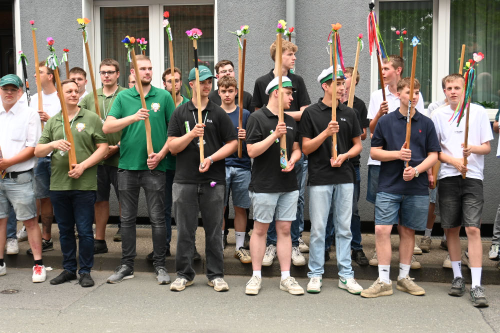 Fahnen, Uniformen und Musik prägten das Bild der Jubiläumsparade.
