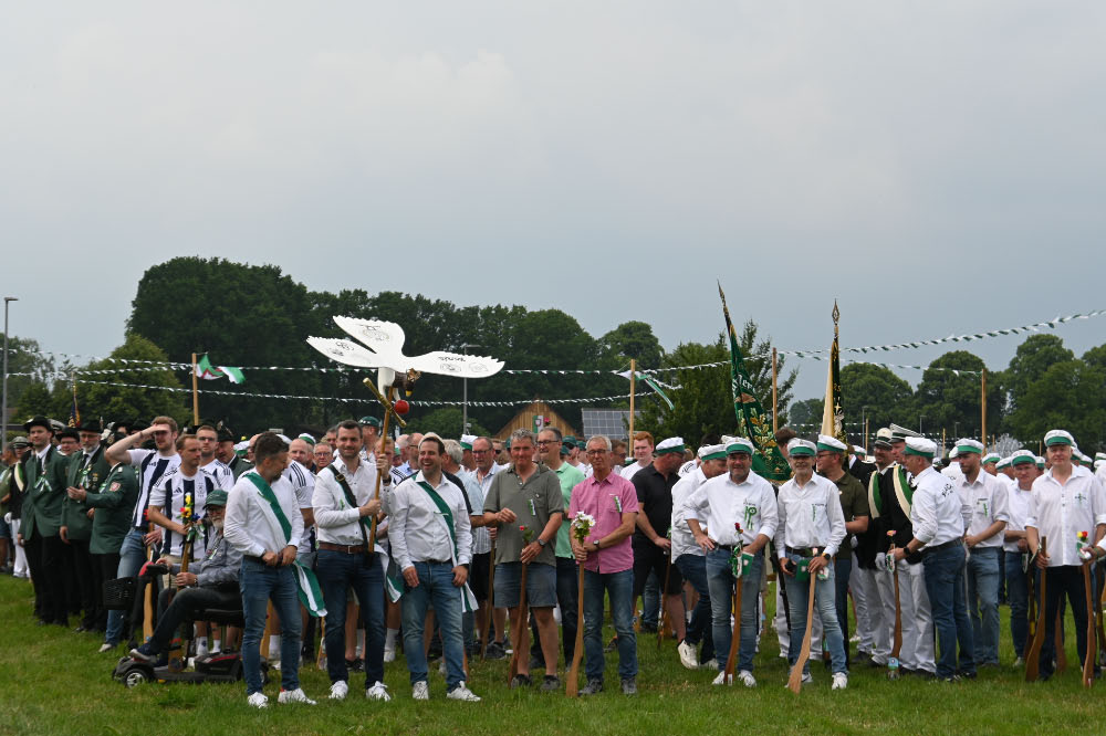 Schützen und Musikzüge bei der Jubiläumsparade in Lembeck