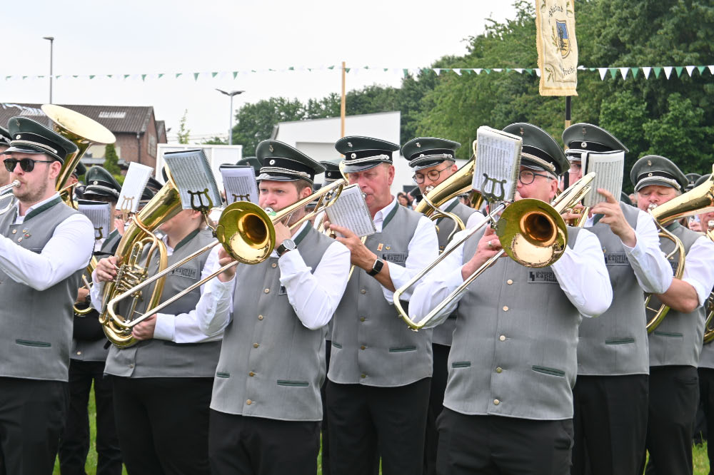 Besucher verfolgen die Festparade in Lembeck