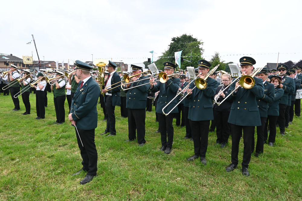 Schützen und Musikzüge bei der Jubiläumsparade in Lembeck