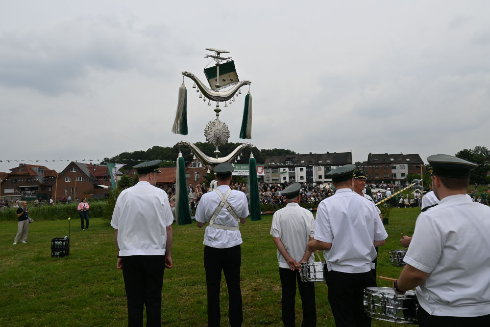 Besucher verfolgen die Festparade in Lembeck