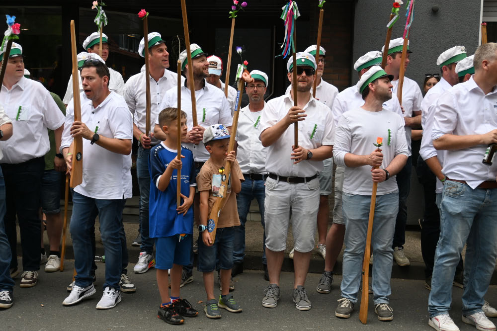Jubiläumsparade zum 150-jährigen Bestehen des Allgemeinen Bürgerschützenvereins Lembeck mit vielen Schützen und Zuschauern entlang der Straßen.