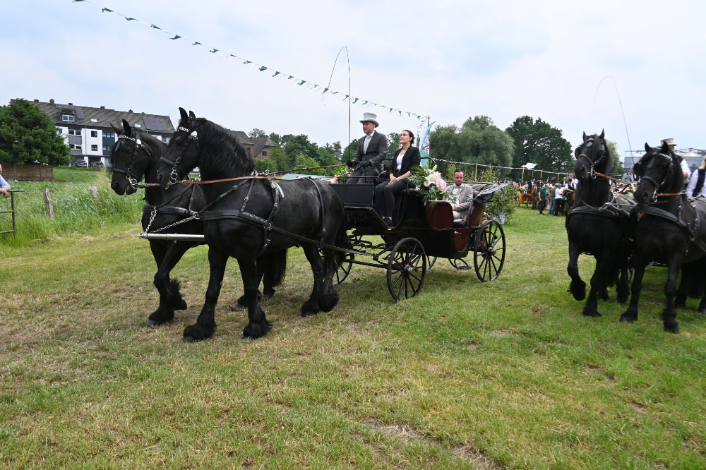 Besucher verfolgen die Festparade in Lembeck