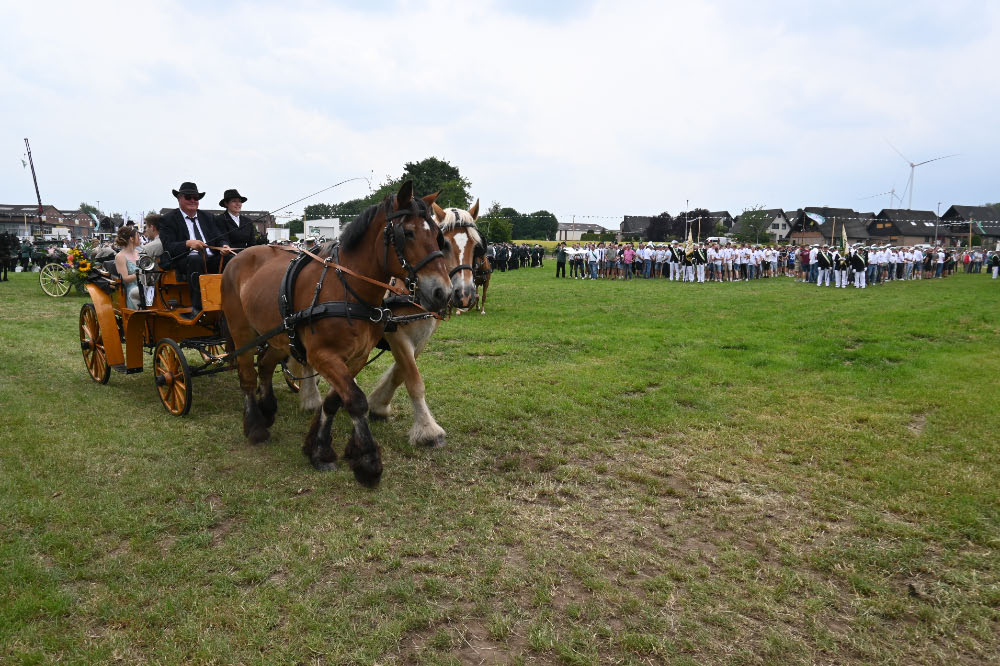 Besucher verfolgen die Festparade in Lembeck