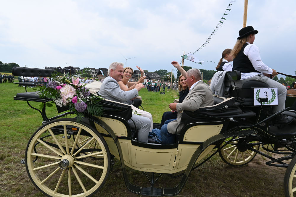 Schützen und Musikzüge bei der Jubiläumsparade in Lembeck