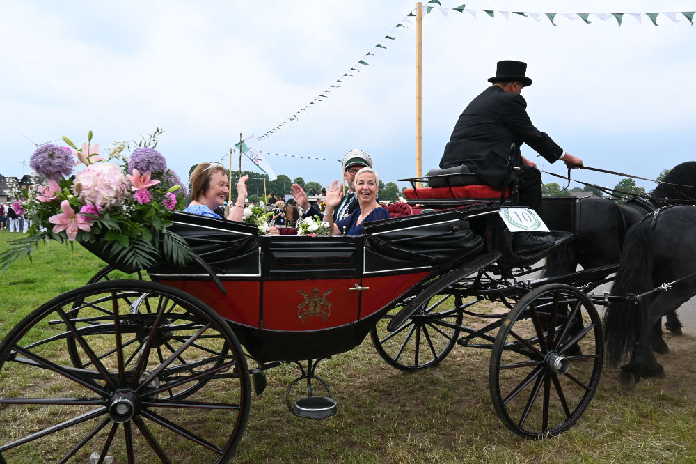 Jubiläumsparade zum 150-jährigen Bestehen des Allgemeinen Bürgerschützenvereins Lembeck mit vielen Schützen und Zuschauern entlang der Straßen.