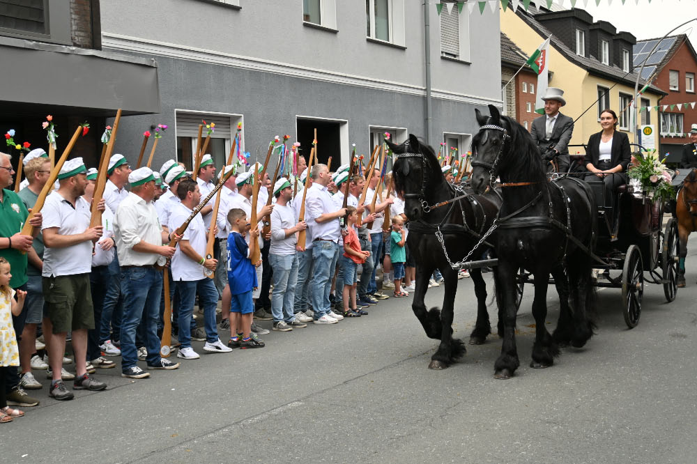 Zahlreiche Besucher verfolgten die Jubiläumsparade zum 150-jährigen Bestehen des Allgemeinen Bürgerschützenvereins Lembeck.