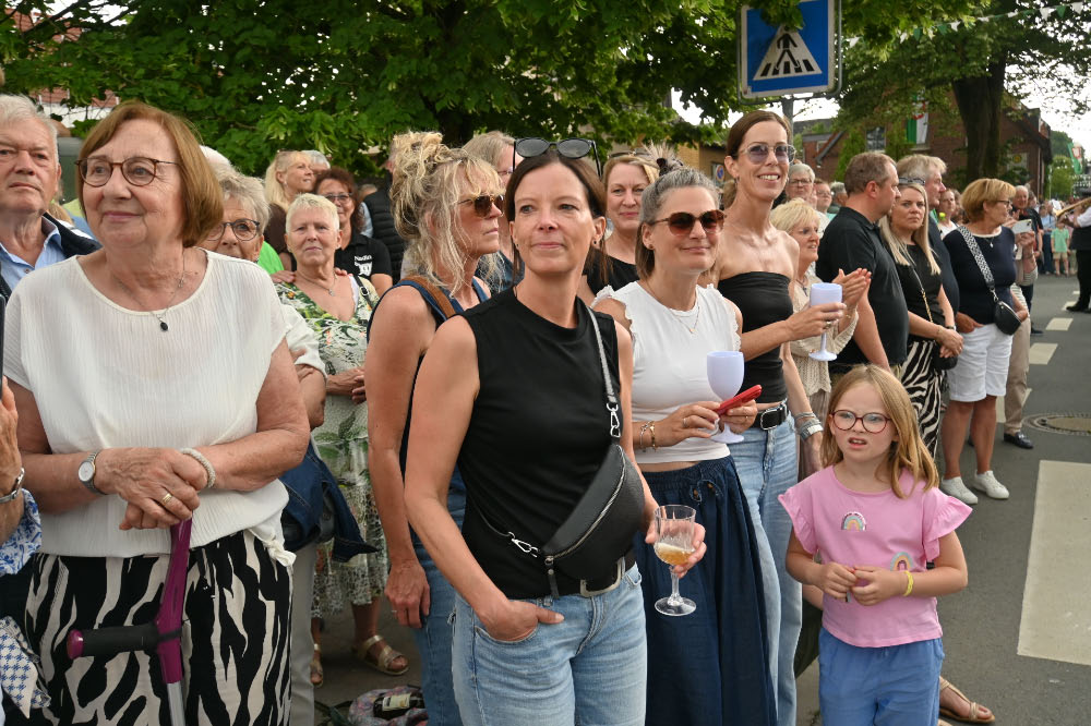 Jubiläumsparade zum 150-jährigen Bestehen des Allgemeinen Bürgerschützenvereins Lembeck mit vielen Schützen und Zuschauern entlang der Straßen.