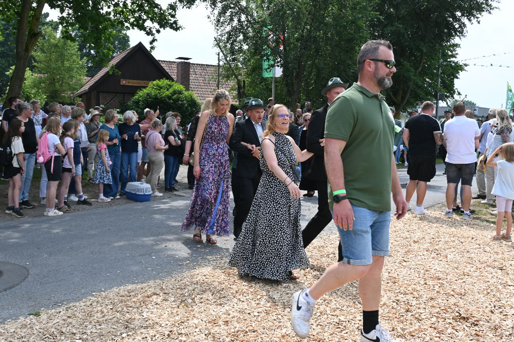 Schützen und Musikzüge bei der Jubiläumsparade in Lembeck