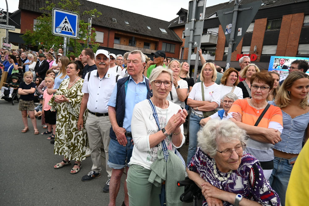 Zahlreiche Besucher verfolgten die Jubiläumsparade zum 150-jährigen Bestehen des Allgemeinen Bürgerschützenvereins Lembeck.