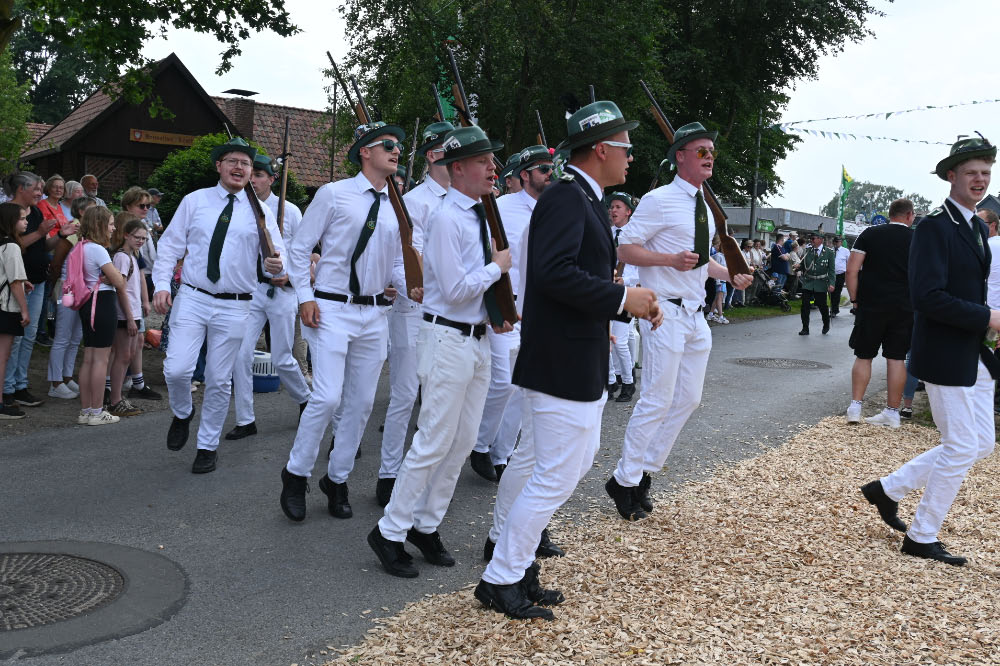 Gastvereine beim Schützenjubiläum in Lembeck