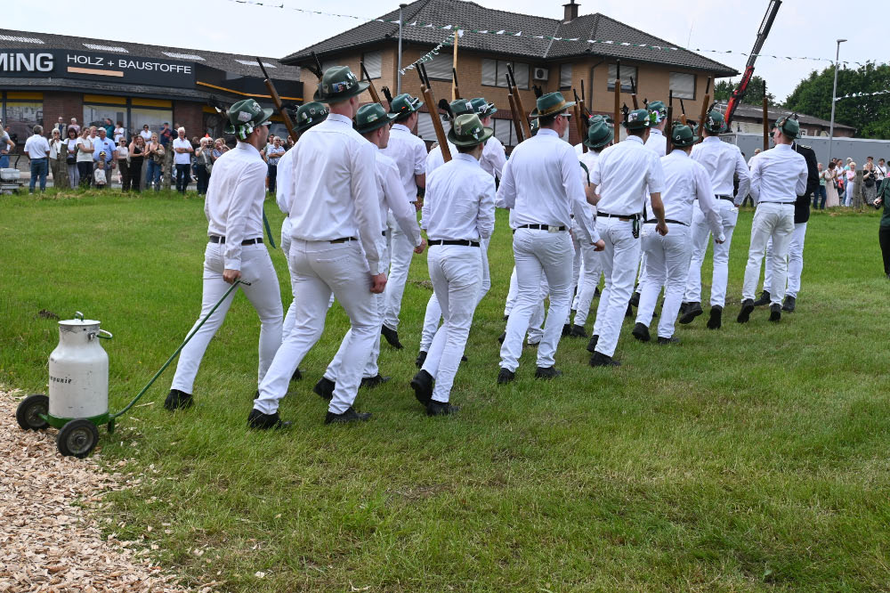 Besucher verfolgen die Festparade in Lembeck