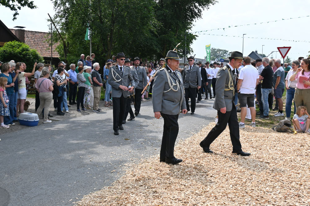Schützen und Musikzüge bei der Jubiläumsparade in Lembeck
