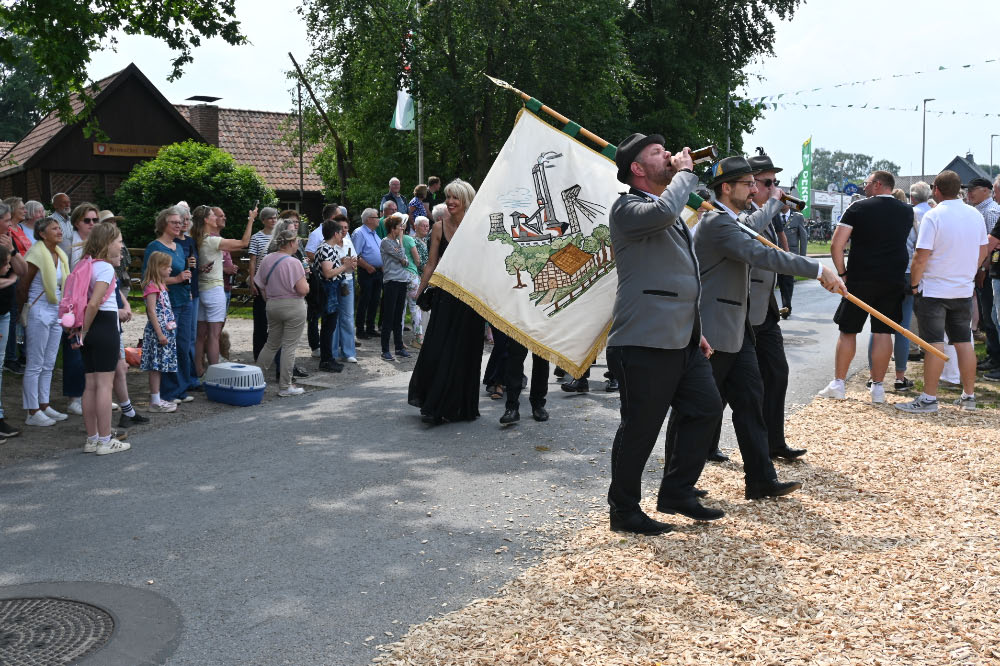 Besucher verfolgen die Festparade in Lembeck