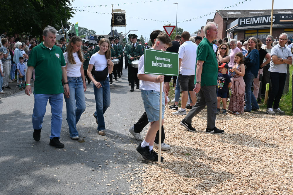 Schützen und Musikzüge bei der Jubiläumsparade in Lembeck