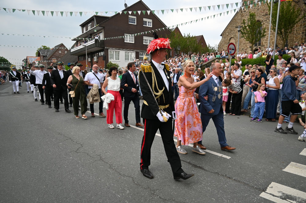 Zahlreiche Besucher verfolgten die Jubiläumsparade zum 150-jährigen Bestehen des Allgemeinen Bürgerschützenvereins Lembeck.